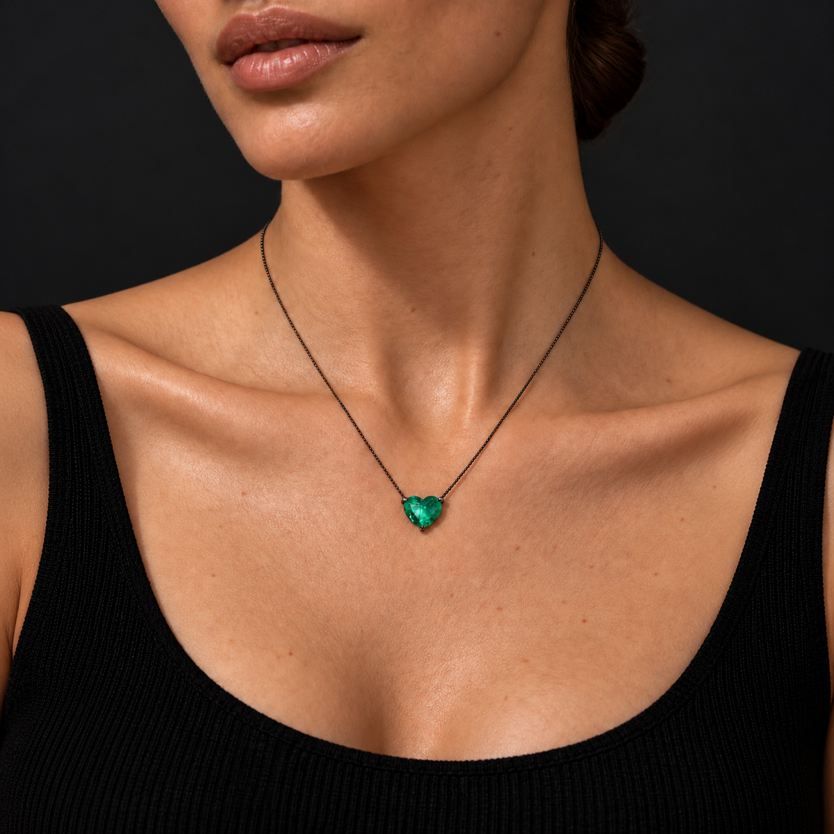 Colar Especial Solitário Coração | Ouro Branco 18K com Ródio Negro e Esmeralda