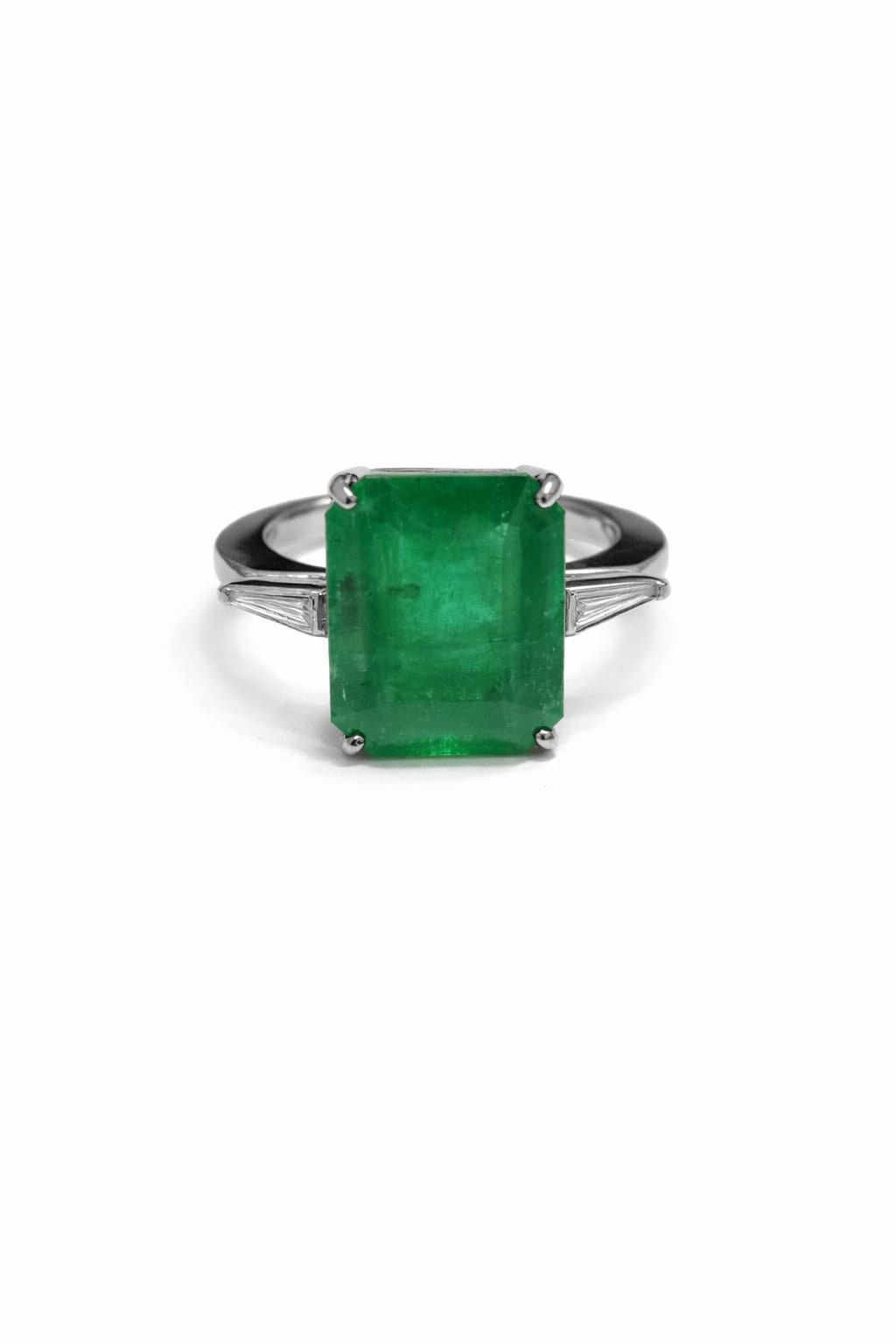 Anel Clássico Esmeralda | Ouro Branco 18K com Esmeralda e Diamantes - Jack Vartanian - Alta Joalheria